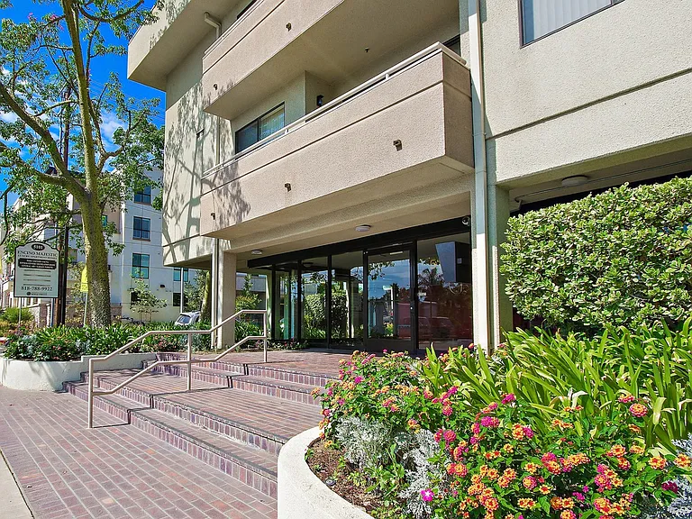 Encino Majestic — Photo 22