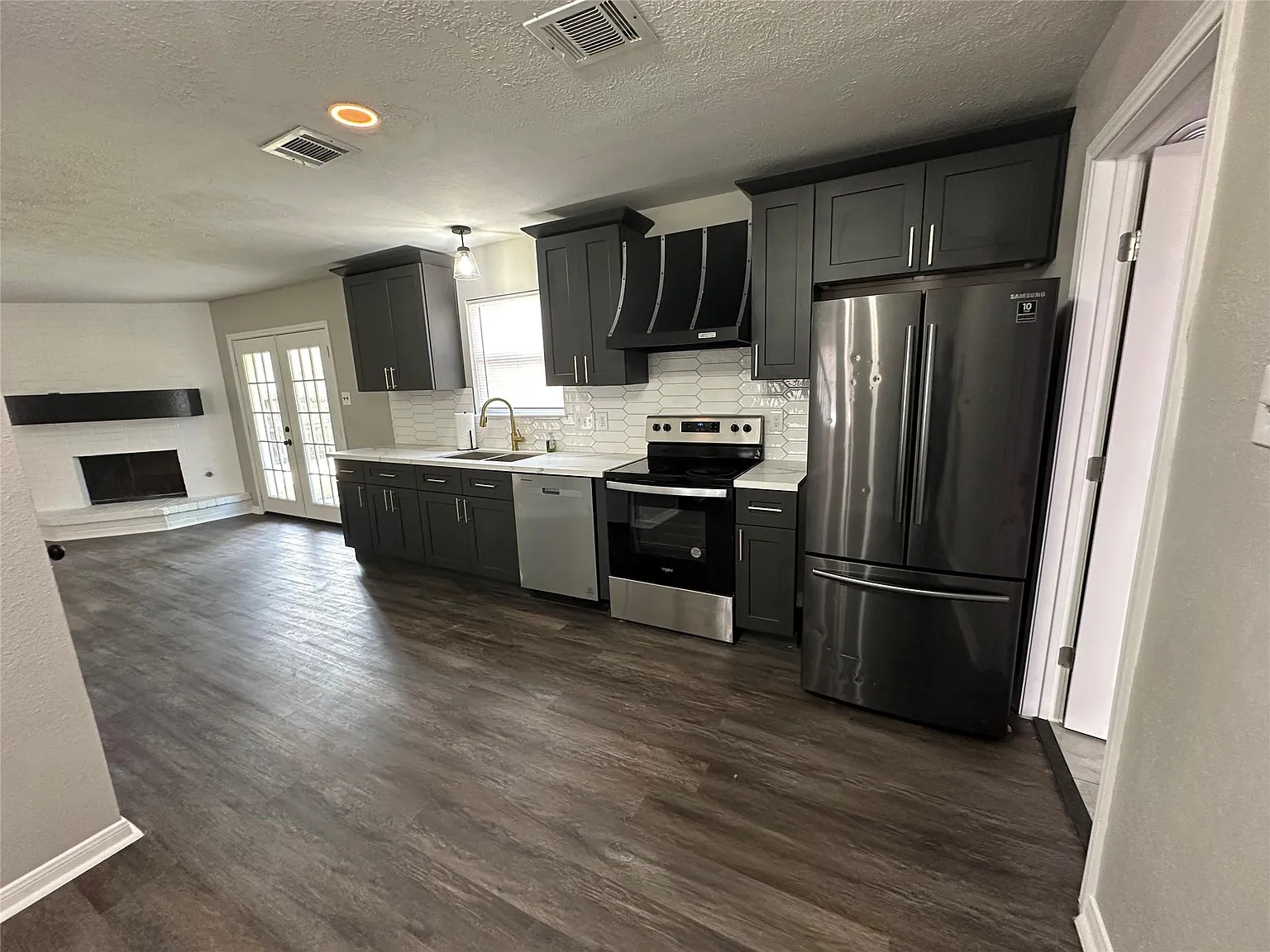 5 bed, 2.5 bath, 2255 sqft, $3,000 — Photo 4