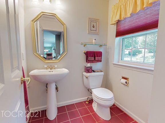 5th image of 29 Crystal Hill Dr
