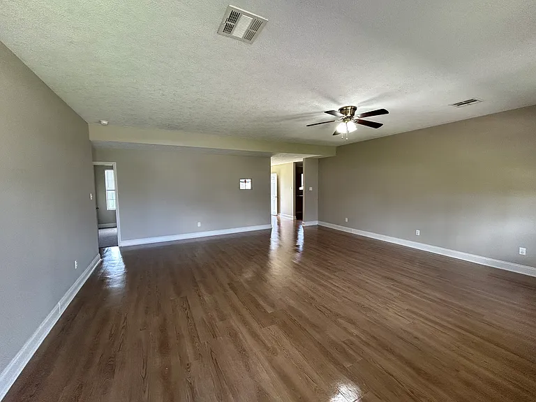 5029 Hawthorn Dr — Photo 2