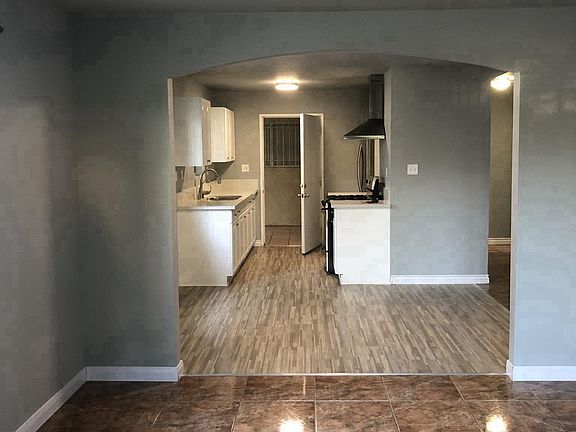 2nd image of 627 W 41st Pl