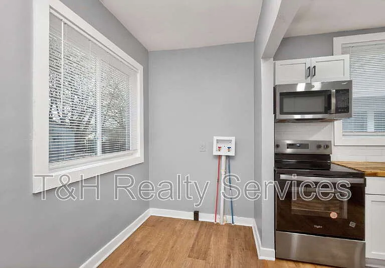 1927 N Dearborn St — Photo 14