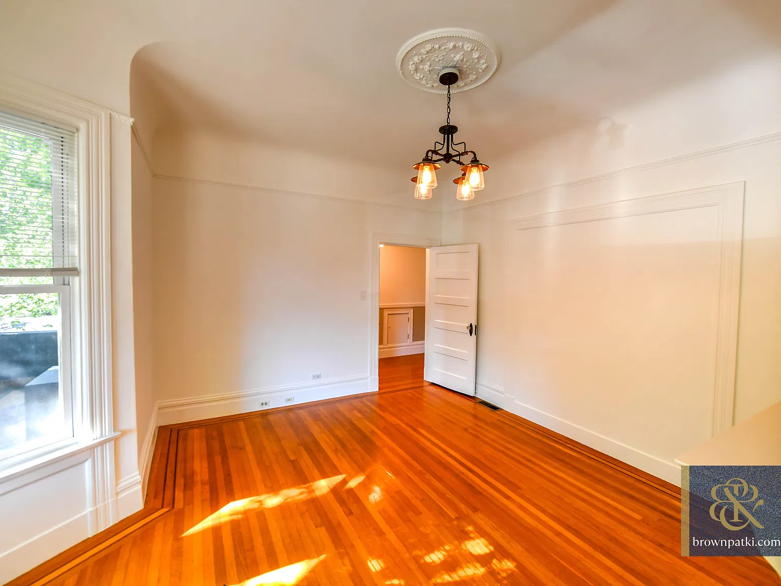 Large, Charming Mission Flat, Deck, Pkg, W/D | Brown & Patki Inc. — Photo 4