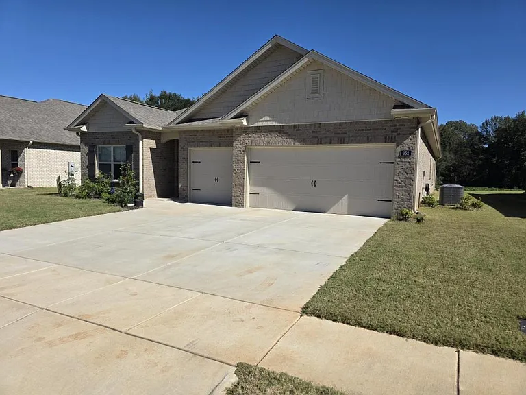 352 Castlepath Dr SW — Photo 4