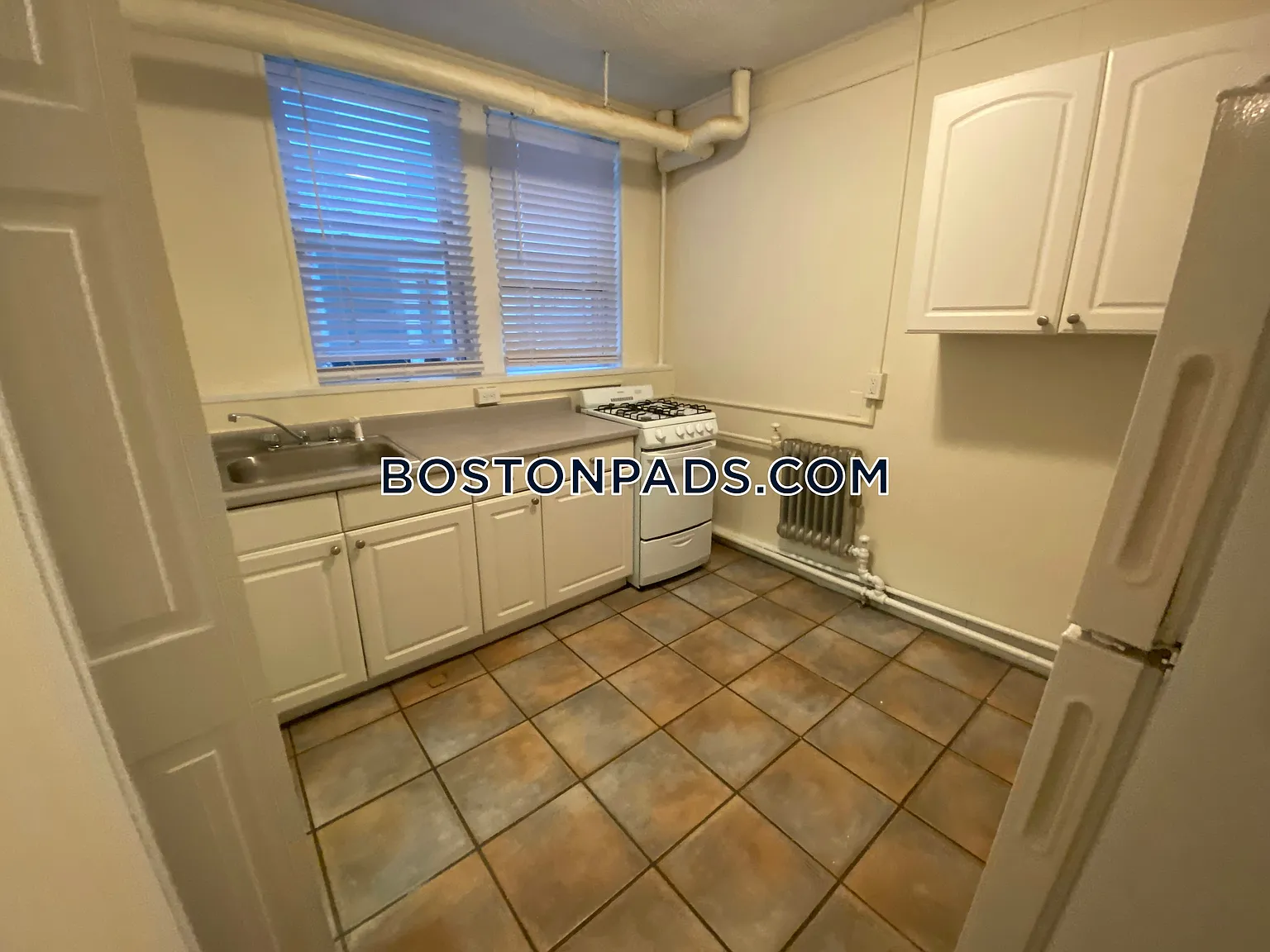 518 Cambridge St — Photo 4