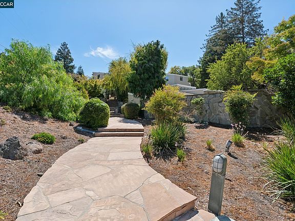 2nd image of 660 La Casa Via