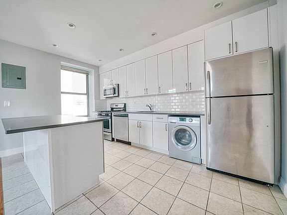 4th image of 2401 31st St APT 3A