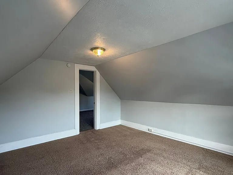 810 E Division St — Photo 7