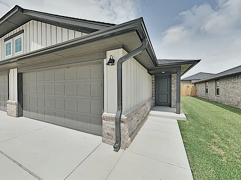 11204 Howard Dr — Photo 2