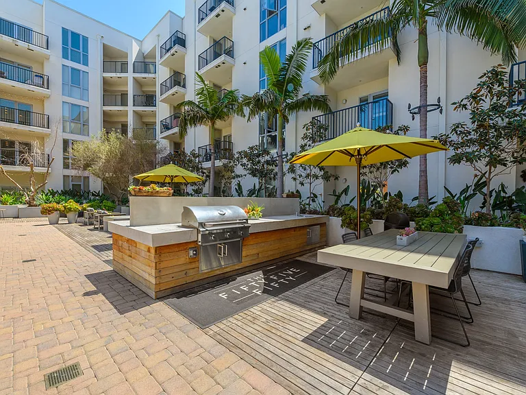 5550 Hollywood — Photo 22