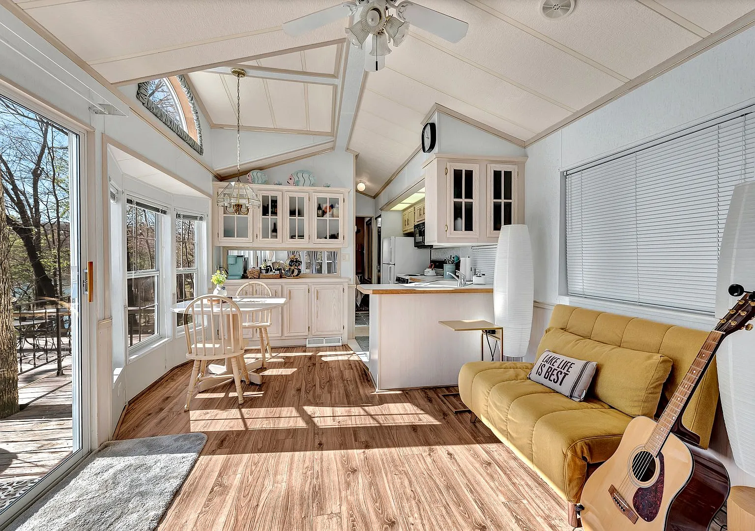 Lake view!! 1-Bed 1-Bathroom, Fully Furnished and All Appliances Provided! — Photo 3