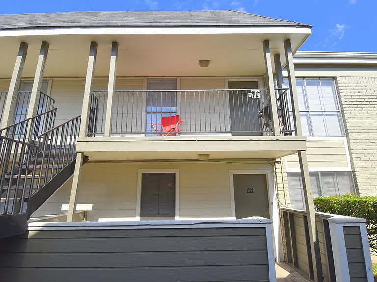 Northlake Manor Apartments — Photo 9
