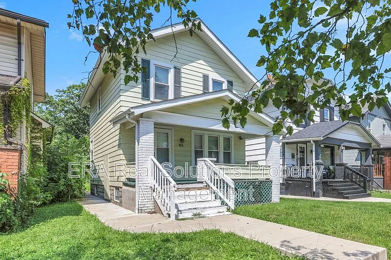 2 bed, 1.0 bath, 984 sqft, $1,349 — Photo 2