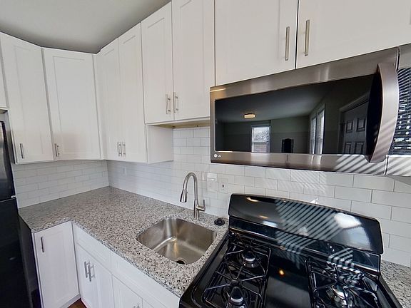 Full kitchen & granite countertops