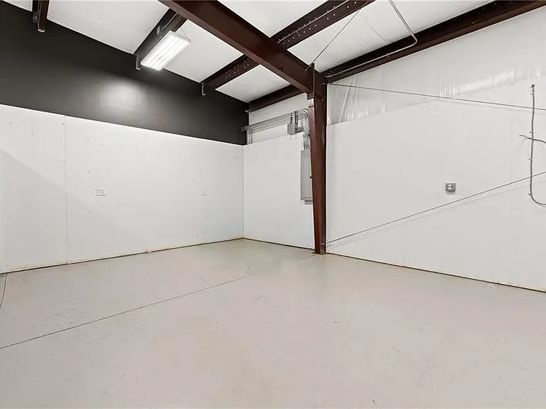 221 Columbus Dr — Photo 59