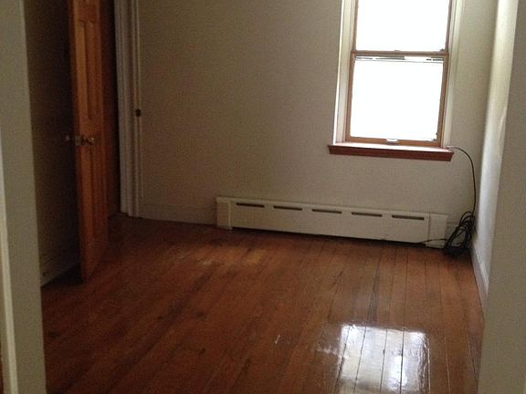 3rd image of 425 Leverington Ave