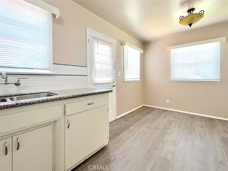 240 N Shamrock Ave — Photo 10