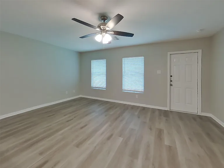 10050 Cerritos Dr — Photo 2