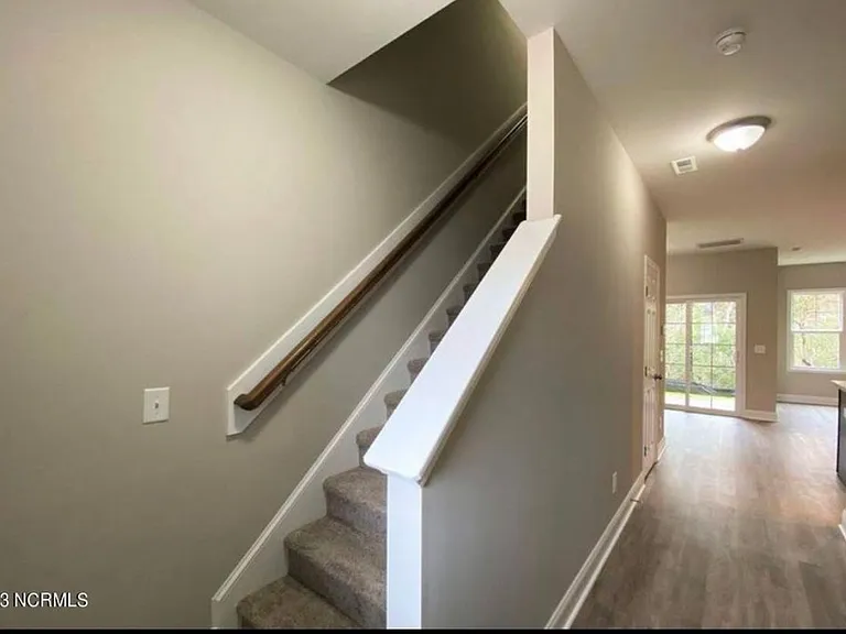 304 S Stingray Ln — Photo 2