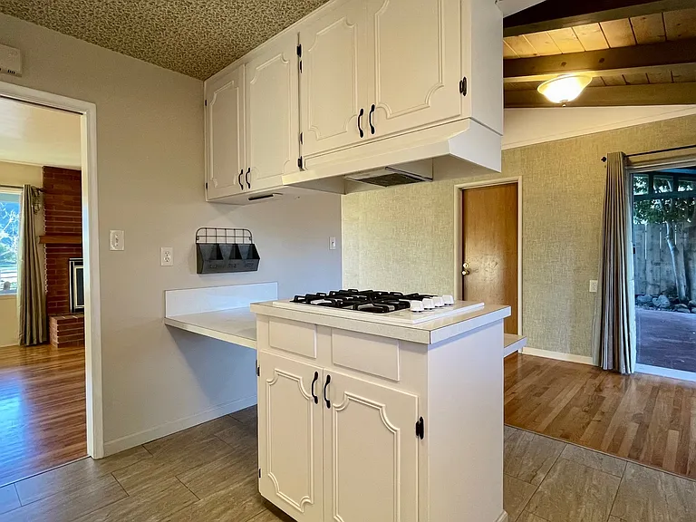 276 Daly Ave — Photo 8