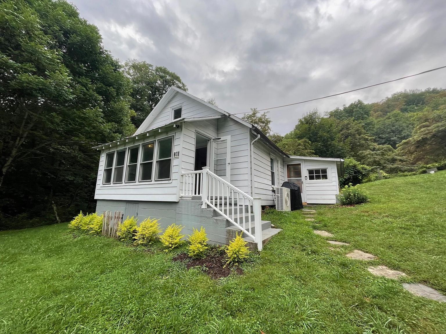 洋書 Mountain Houses 289 Johns Mountain Rd, Vilas, NC 28692 | Zillow
