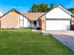 128 SE 27th St, Moore, OK 73160