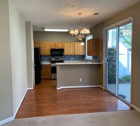 5th image of 634 W Oaks Dr