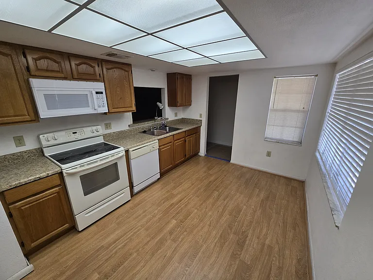 10615 Wyndcliff Dr — Photo 3