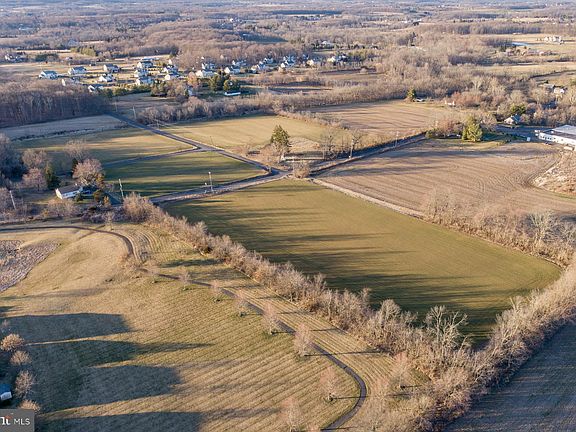 4th image of 7 Twin Oaks Dr