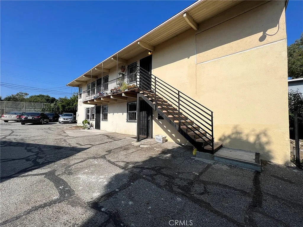 2 bed, 800 sqft, $2,299 — Photo 1