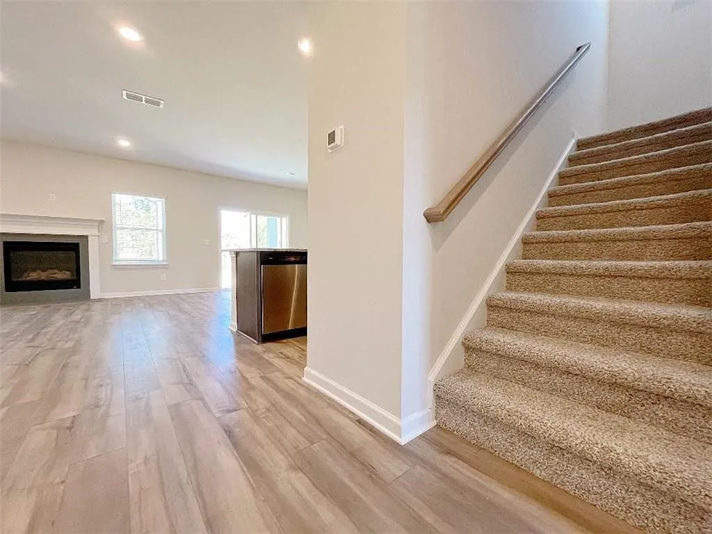 5 bed, 3.0 bath, 2675 sqft, $2,550 — Photo 4