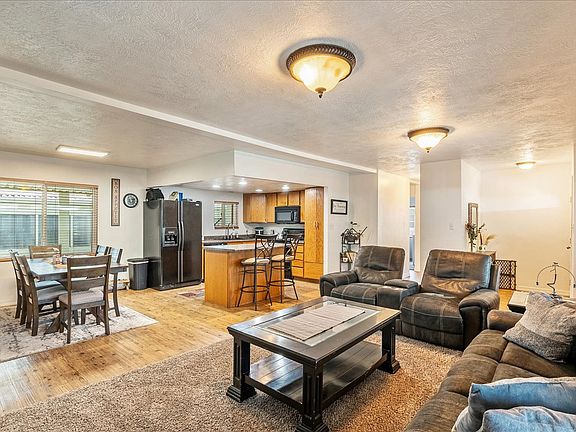 3rd image of 888 W Storm Mountain Dr