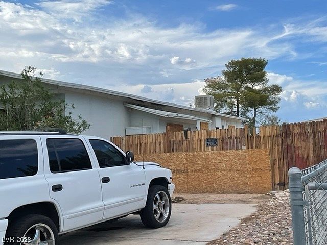 2nd image of 6176 Casa Loma Ave