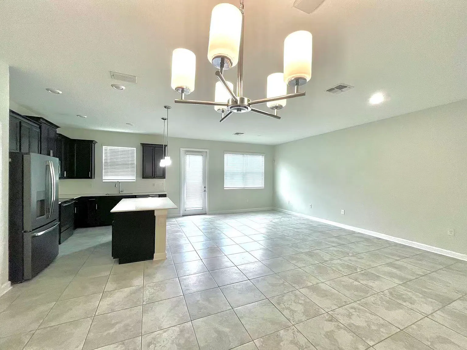 3 bed, 2.5 bath, 1859 sqft, $2,249 — Photo 2