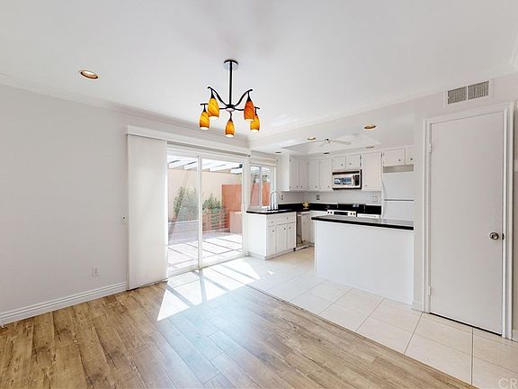 5th image of 20134 Runnymede St Unit 34