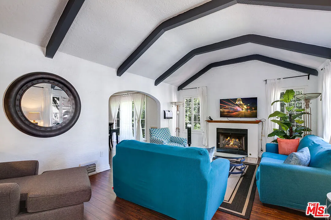3 bed, 3.0 bath, 1700 sqft, $5,850 — Photo 3