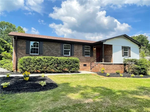 122 Fieldcrest Dr, Central, SC 29630