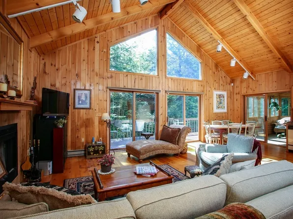 32 Hayscent Dr, Becket, MA 01223