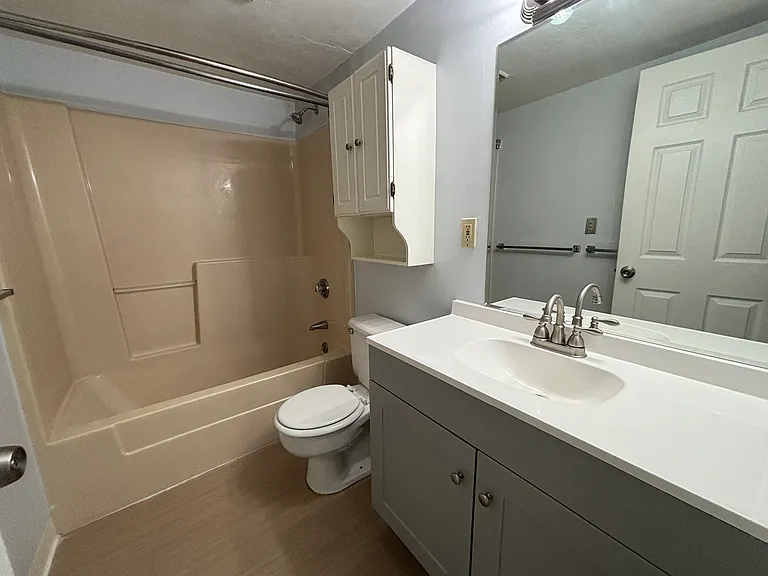 Unit 305 - bathroom