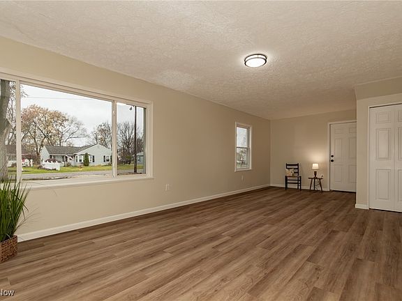 5th image of 163 Hawthorne Dr