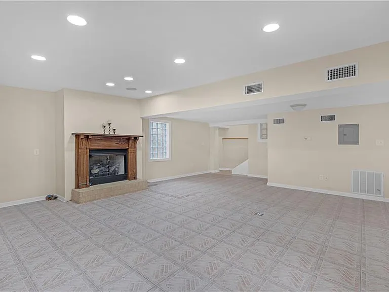 424 Byron Ave E — Photo 16