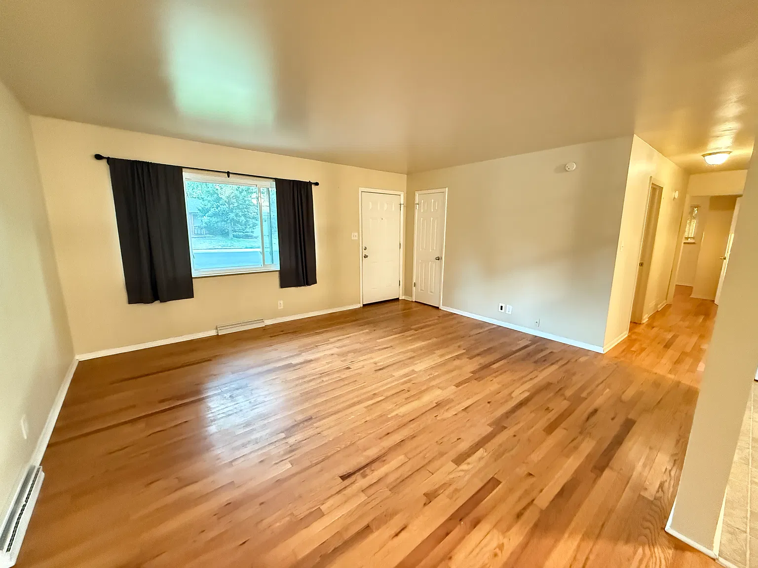 3 bed, 1040 sqft, $3,600 — Photo 3