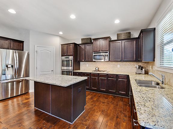 3rd image of 585 Cape Ivey Dr
