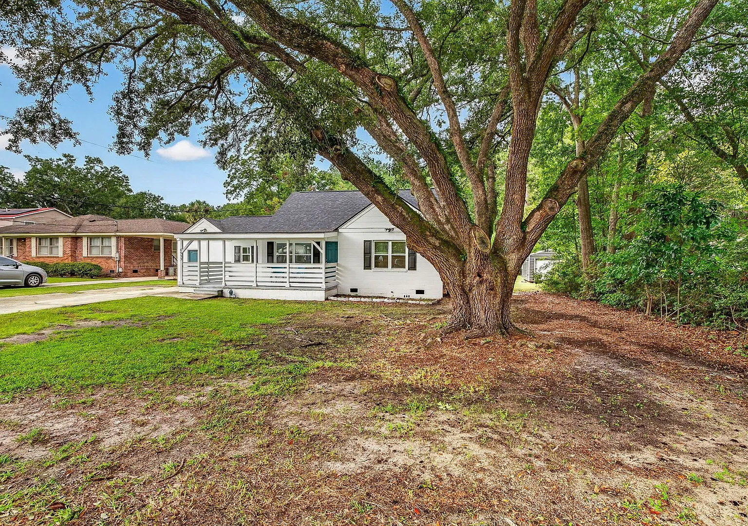 Spacious Living Near Downtown Charleston — Photo 4