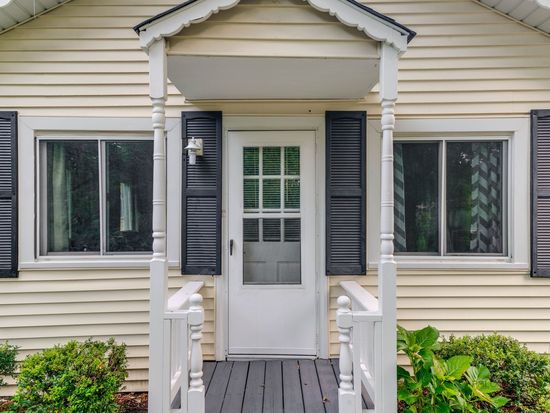 1018 Bloner Pkwy, Fox River Grove, IL 60021