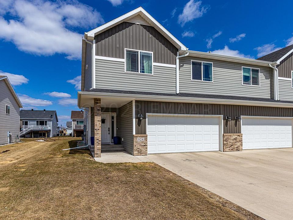 924 Eaglewood Ave W West Fargo ND 58078 Zillow   19ed5f9761f12706bbd445586c1fcd57 Cc Ft 960 