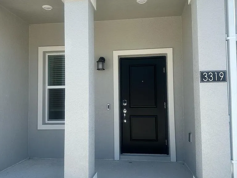 3319 Laurent Loop — Photo 2
