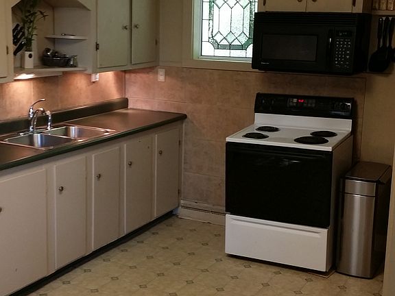 Kitchen with porcelain tiles
