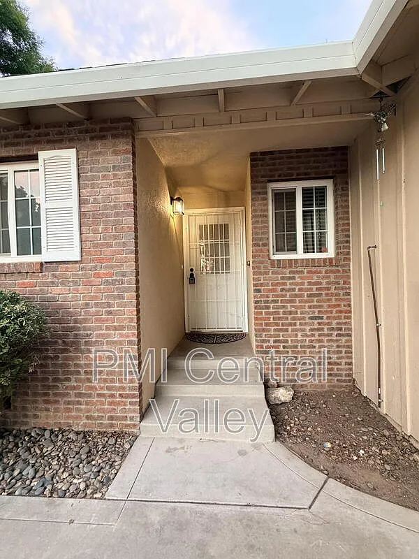 3 bed, 2.0 bath, 1136 sqft, $2,000 — Photo 2