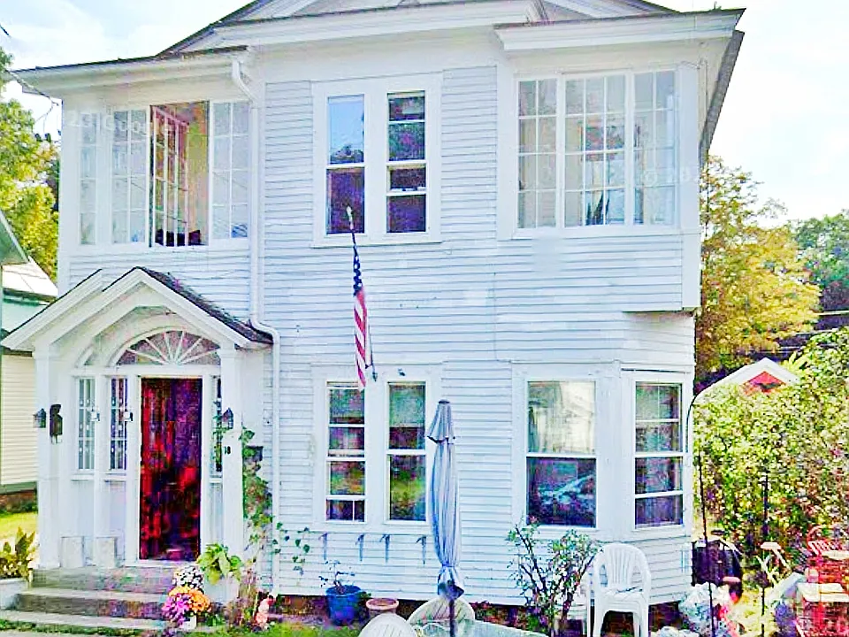 18 Center St
